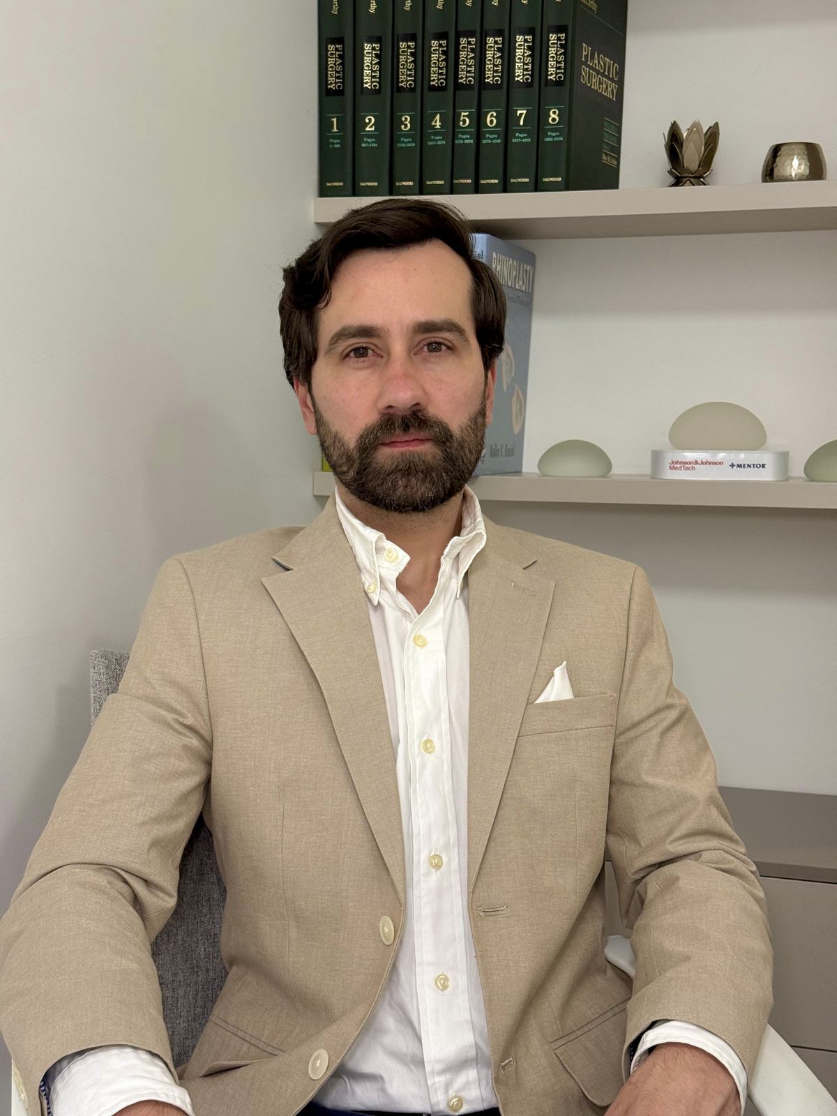 Dr. Sebastián Gaviria Posada, cirujano plástico en Medellín
